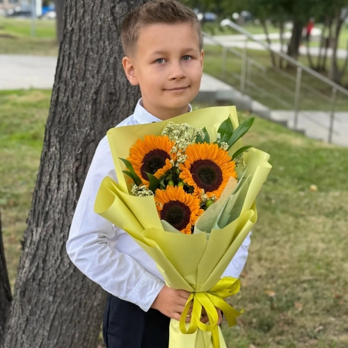 Букет на 1 сентября из 3 подсолнухов и лимониума в Чехове