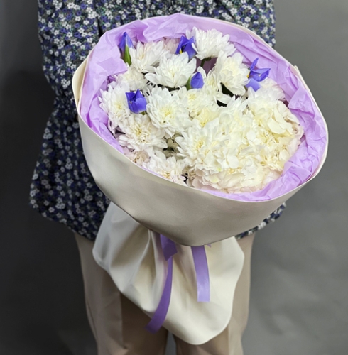 Букет "Грация" из ирисов, гортензии и кустовых хризантем в Чехове
