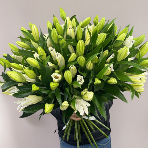 Объемный букет из 27 ароматных белых лилий в Чехове