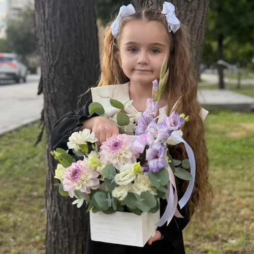 Композиция с георгинами на 1 сентября в белом ящике в Чехове