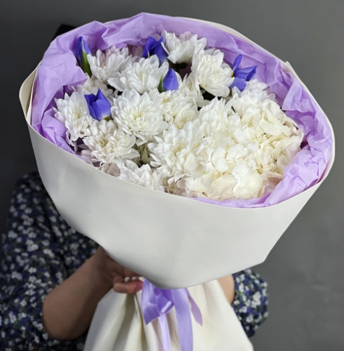 Букет "Грация" из ирисов, гортензии и кустовых хризантем в Чехове