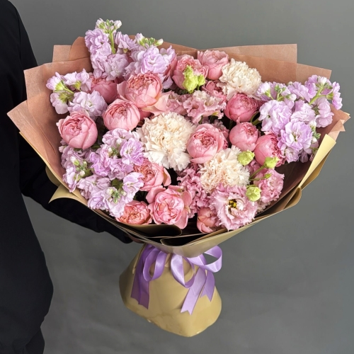 Букет "Амели" из ароматных маттиол, пионовидных кустовых роз Джульетта  эустом и диантусов в Чехове