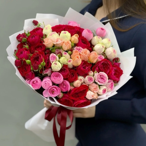 Букет из 15 разноцветных веток кустовых роз в Чехове
