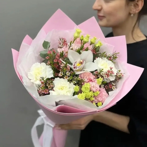 Букет с королевской орхидеей, диантусами, эустомой и шамелациумом в Чехове