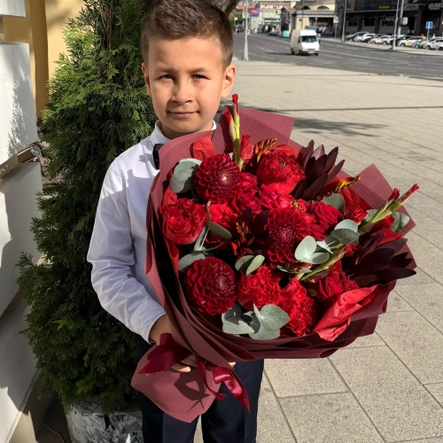 Букет с георгинами, розами и леукадендроном в Чехове