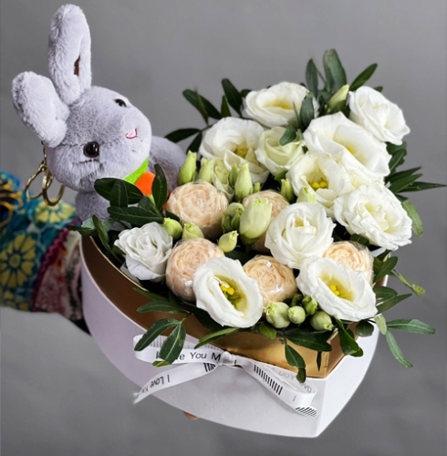 Композиция в коробке сердца из шоколадных пионов и эустом в Чехове