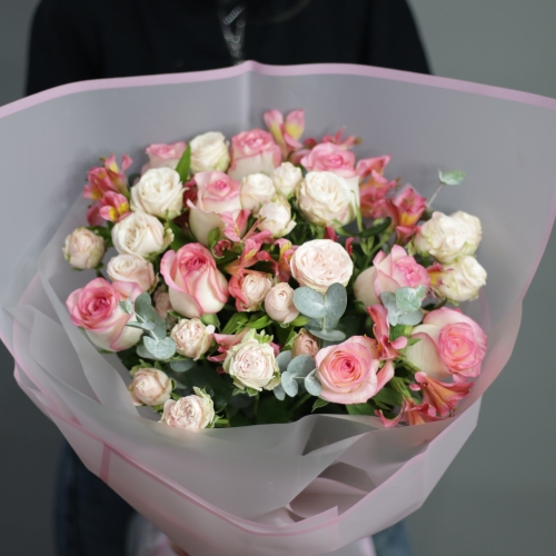 Букет "Розовый фламинго" из роз, альстромерии и эвкалипта в Чехове